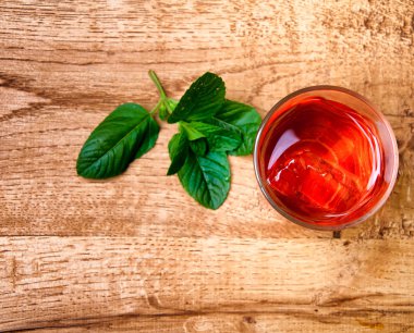 Soğuk alkol içki ahşap arka plan üzerinde