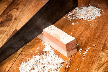 Bir tahta el ahşap ile testere gördüm