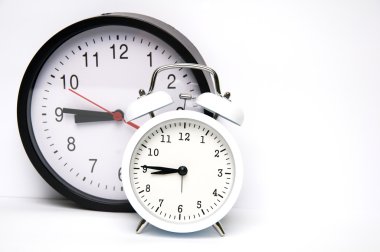 Beyaz arka plan üzerinde izole iki de saat