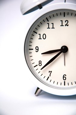 Beyaz arkaplanda beyaz alarm saati izole edildi