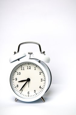 Beyaz arkaplanda beyaz alarm saati izole edildi