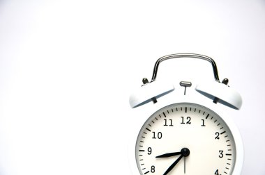 Beyaz arkaplanda beyaz alarm saati izole edildi