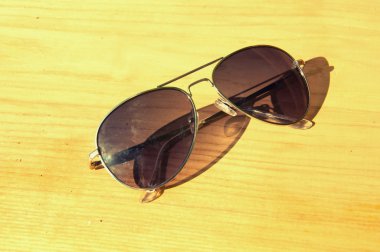 Closeup ahşap bir masa üzerinde havacı güneş gözlüğü