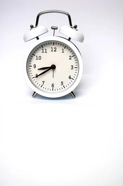 Reloj despertador blanco aislado sobre fondo blanco — Foto de Stock