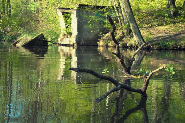 Régi romos háború utáni híd a folyón — Stock Fotó