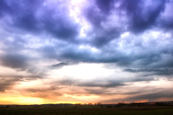 草原の上嵐暗雲 — ストック写真
