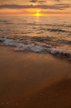 deniz üzerinde görkemli günbatımı