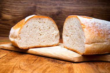 Tahta zeminde taze ekmek