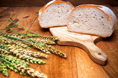 Tahta zeminde taze ekmek ve buğday