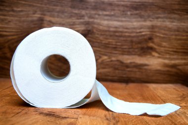 Tahta arka planda tuvalet kağıdı