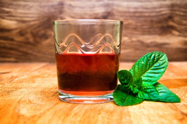 Soğuk alkol içki ahşap arka plan üzerinde