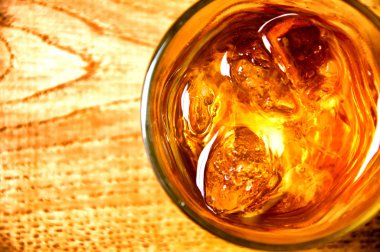 glas van scotch whisky op een houten tafel