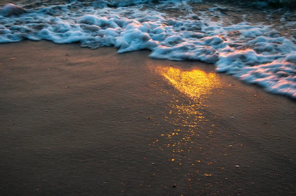 Majestoso pôr do sol sobre o mar — Fotografia de Stock