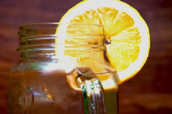 Bebida fresca fria da limonada em um fundo de madeira — Fotografia de Stock