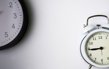 Beyaz arka plan üzerinde izole iki de saat