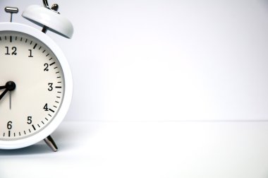 Beyaz arkaplanda beyaz alarm saati izole edildi