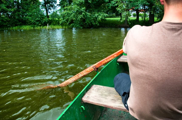 Поездка на лодке по озеру на закате — стоковое фото