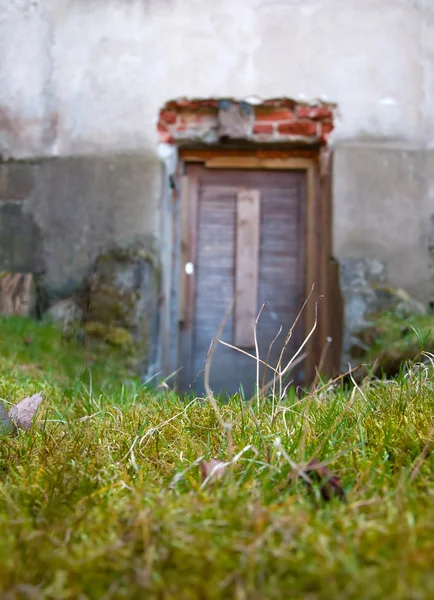 Velha parede embaçada e porta — Fotografia de Stock