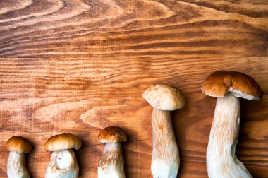 Ahşap masa üzerinde mantar çörek