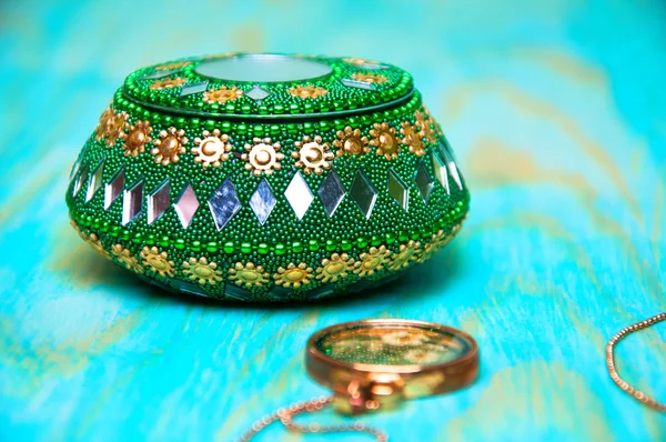 Ataúd verde decorativo para joyas y un collar —  Fotos de Stock