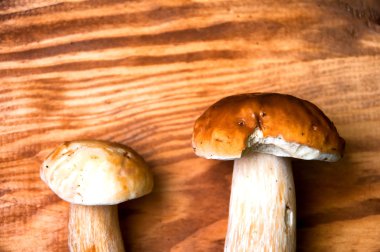 Ahşap masa üzerinde mantar çörek