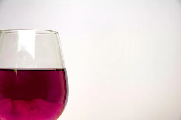 Beyaz arka planda şarap kadehi — Stok fotoğraf