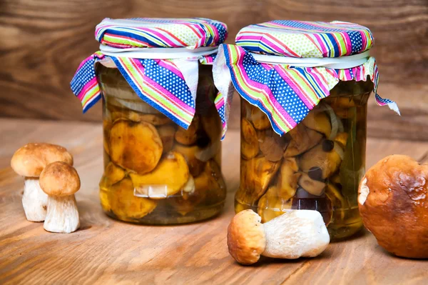 Taze mantar ve kavanozlar ahşap tablo