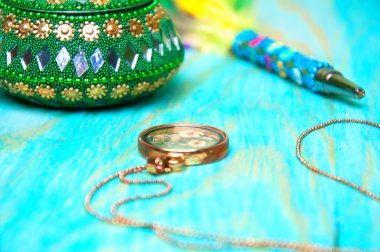 Takı ve bir kolye için dekoratif yeşil tabut