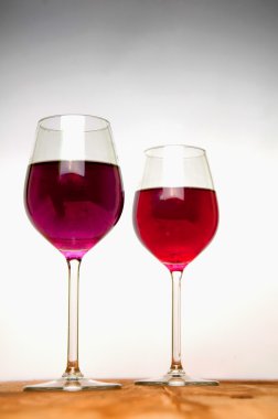 Beyaz arka planda şarap kadehi