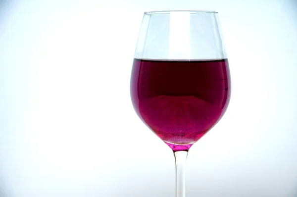 Beyaz arka planda şarap kadehi — Stok fotoğraf