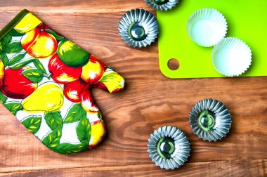 Renkli mutfak eldiveni ve cupcakes için kalıplar