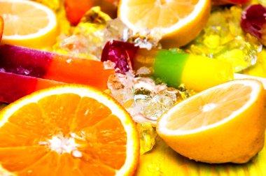 Renkli Buz lolly ve friuts yeşil ahşap zemin üzerine