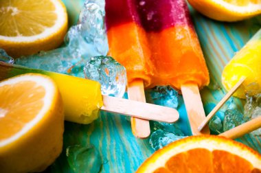 Renkli Buz lolly ve mavi ahşap zemin üzerine friuts