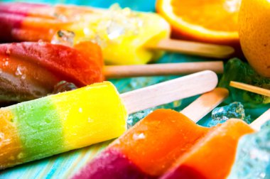 Renkli Buz lolly ve mavi ahşap zemin üzerine friuts