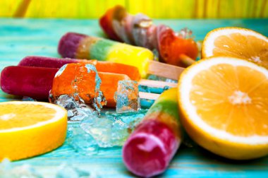 Renkli Buz lolly ve mavi ahşap zemin üzerine friuts