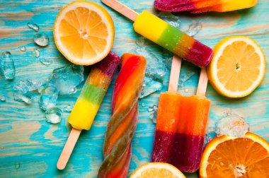 Renkli Buz lolly ve mavi ahşap zemin üzerine friuts