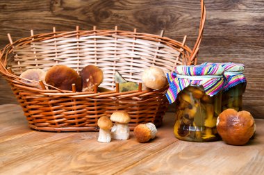 Taze mantar sepeti ve kavanoz ahşap tablo