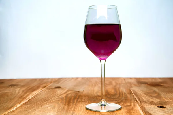 Tahta bir masada şarap kadehi. — Stok fotoğraf