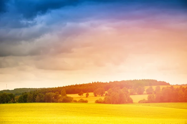 Pôr-do-sol dramático sobre campos — Fotografia de Stock