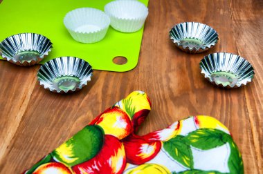 Renkli mutfak eldiveni ve cupcakes için kalıplar