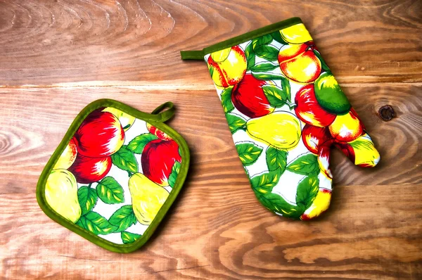 Красочные кухонные перчатки и формы для кексов — стоковое фото