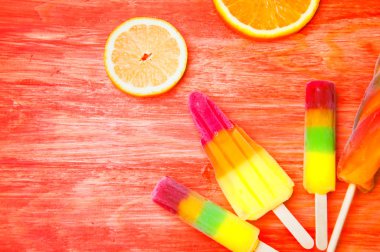 Dondurma ve ahşap arka plan üzerinde sulu meyveler