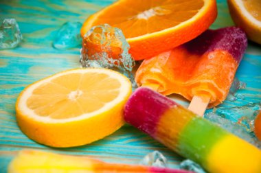 Dondurma, sulu meyve ve ahşap arka plan buz küpleri