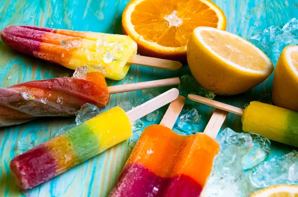 Dondurma, sulu meyve ve ahşap arka plan buz küpleri — Stok fotoğraf