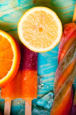 Dondurma, sulu meyve ve ahşap arka plan buz küpleri