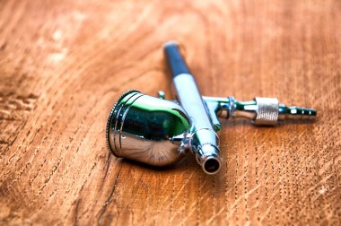 İzole airbrush ahşap arka plan üzerinde