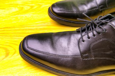 Şık erkek deri ayakkabı yeşil ahşap üzerine