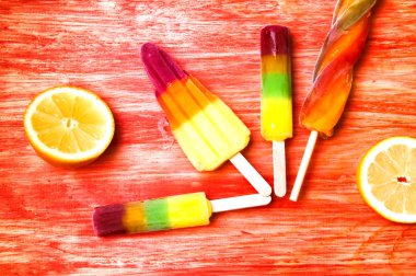 Ahşap arka planda renkli dondurma