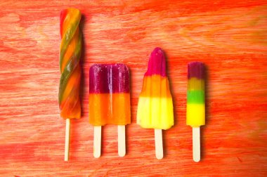 Dondurma lolly ahşap arka plan üzerinde