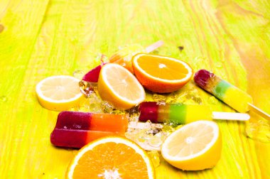 Dondurma, sulu meyve ve ahşap arka plan buz küpleri